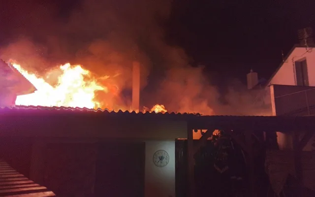 VIDEO: Noční požár poničil dům ve Štěpánově, dva lidé utrpěli zranění
