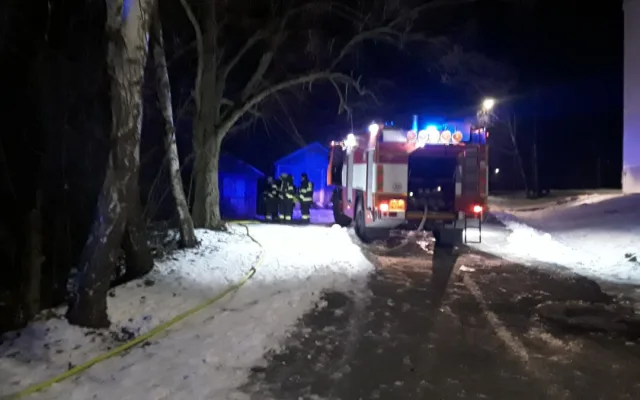 Při požáru chatky ve Městě Libavá uhynulo dvanáct slepic. Plameny likviduje pět hasičských jednotek