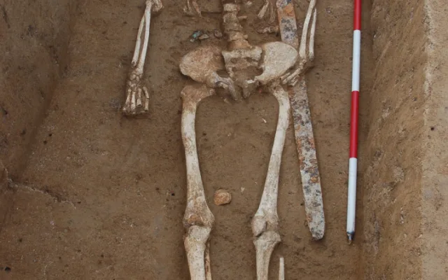 Objev desetiletí. V hrobě bojovníka v Držovicích archeologové objevili zachovalý meč o délce téměř metr