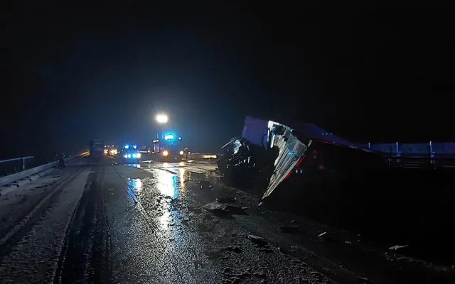 Kamion dostal smyk, na Přerovsku zablokoval dálnici D1 ve směru na Ostravu