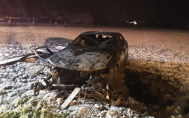 Na Prostějovsku shořela garáž i s auty či elektromotorkou. Hasiči z nebezpečné zóny tahali tlakové lahve