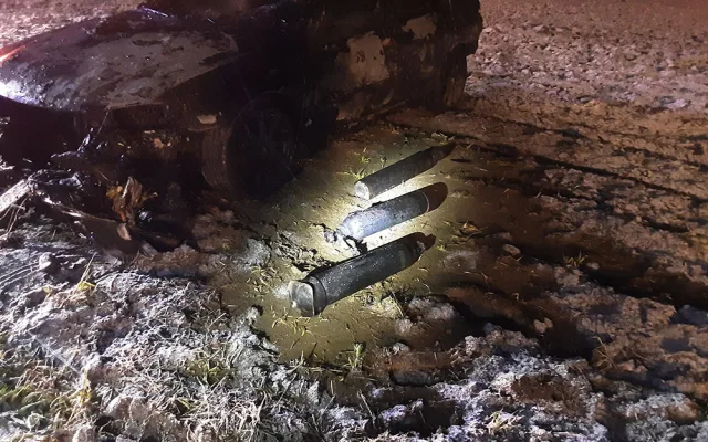 Na Prostějovsku shořela garáž i s auty či elektromotorkou. Hasiči z nebezpečné zóny tahali tlakové lahve