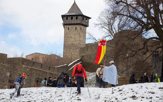 FOTOGALERIE: Tisíce lidí vyrazily na zasněžený Helfštýn. Novoročnímu výšlapu k hradu přálo počasí