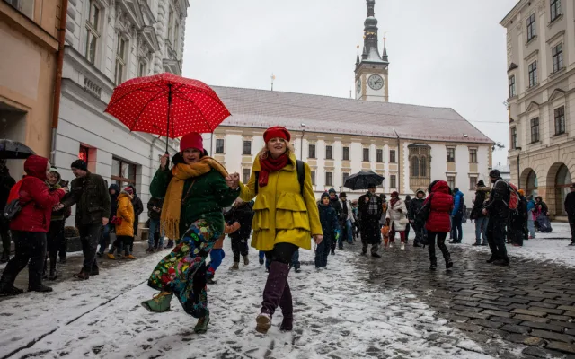 FOTO A VIDEO: Sníh švihlochodce nezastavil. Olomoucí se propletl bláznivý pochod