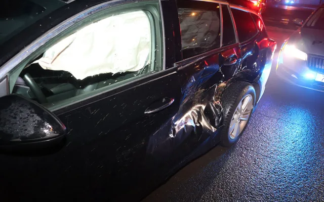 Mladík bez řidičáku vjel v Olomouci s autem pod tramvaj. Odhad škody činí čtvrt milionu