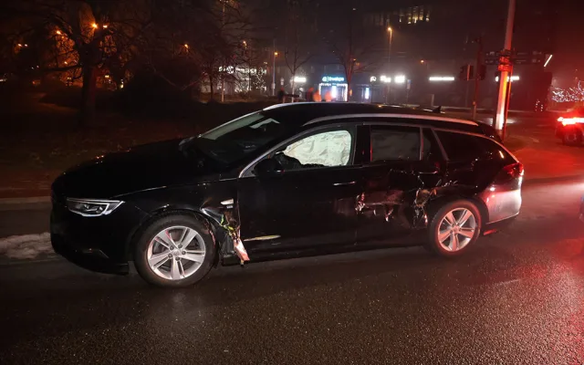 Mladík bez řidičáku vjel v Olomouci s autem pod tramvaj. Odhad škody činí čtvrt milionu