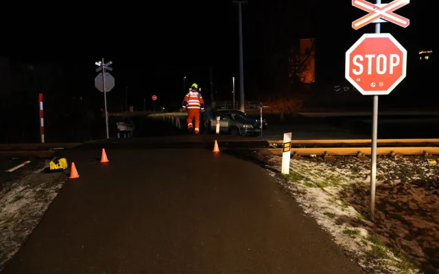 Postarší řidič vjel na poslední chvíli na přejezd v Litovli. Škodovku odhodil vlak pod násep