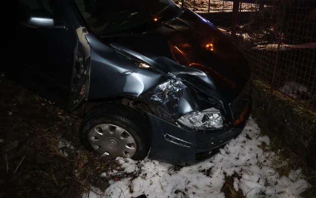 Postarší řidič vjel na poslední chvíli na přejezd v Litovli. Škodovku odhodil vlak pod násep