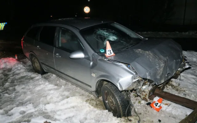 Divoká jízda ve Starém Městě. Opilý mladík naboural do budovy radnice a poničil i dřevěnou tabuli opodál