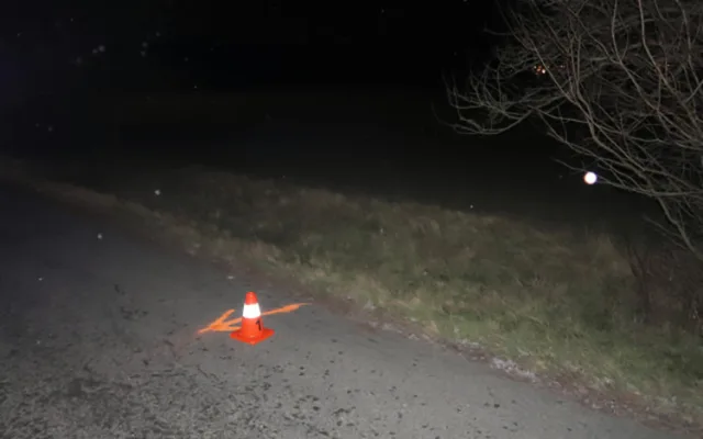 Mladík u Přerova otočil oktávku přes střechu kvůli opilci na cestě. Chodci pak ještě dával první pomoc