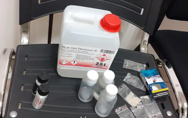 U osmatřicetiletého muže našli celníci v dalším případě kilogram tekuté extáze
