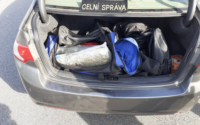 V dalším z případů odhalili celníci v Olomouckém kraji převoz většího množství konopí
