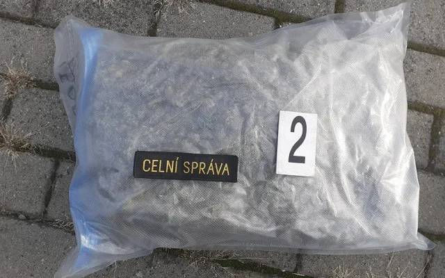 V dalším z případů odhalili celníci v Olomouckém kraji převoz většího množství konopí