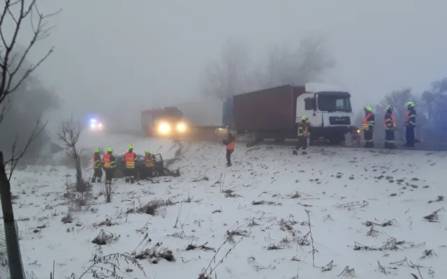 Vážná nehoda u Horní Loděnice, řidiče odvezla záchranka. Omezení v dopravě budou celé dopoledne