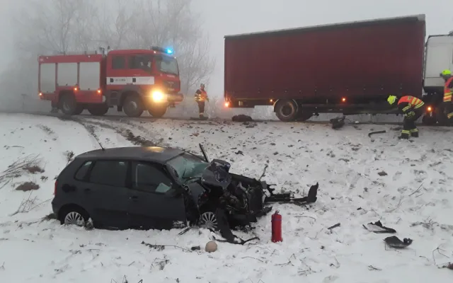 Vážná nehoda u Horní Loděnice, řidiče odvezla záchranka. Omezení v dopravě budou celé dopoledne