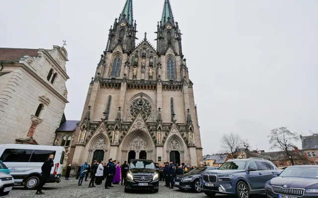 Na rozloučení s Milanem Ferancem dorazily stovky lidí. Do Olomouce přijel i Andrej Babiš