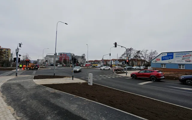 Na vytížené křižovatce u vodojemu v Olomouci se rozběhly semafory. Řidiče pobouřilo delší čekání