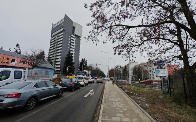 Na vytížené křižovatce u vodojemu v Olomouci se rozběhly semafory. Řidiče pobouřilo delší čekání