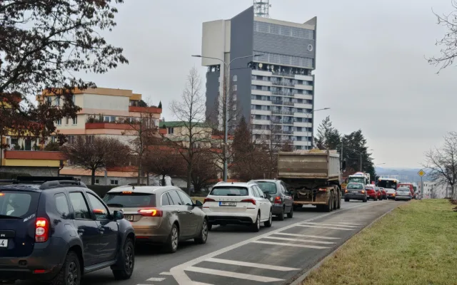 Na vytížené křižovatce u vodojemu v Olomouci se rozběhly semafory. Řidiče pobouřilo delší čekání