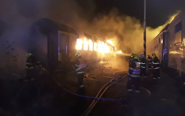 Na odstavném kolejišti v Přerově hořely dva osobní vagony. Kdo je zapálil, zjišťují vyšetřovatelé