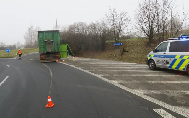 Převrácený kamion s odpadem blokoval kruhový objezd u Hranic. Řidič zůstal zaklíněná v kabině