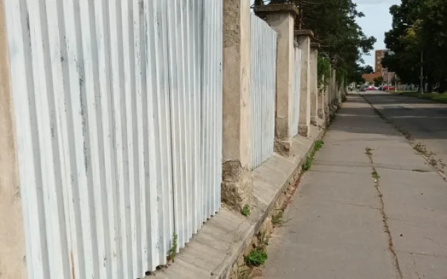 Téměř deset let od demolice. Obnova prázdného areálu Jezdeckých kasáren v Prostějově moc nepokročila