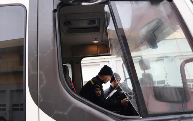 Hasiči v Olomouci poznávali vlastnosti elektroaut i kamionů. Na zásahy mají připravené speciální konektory