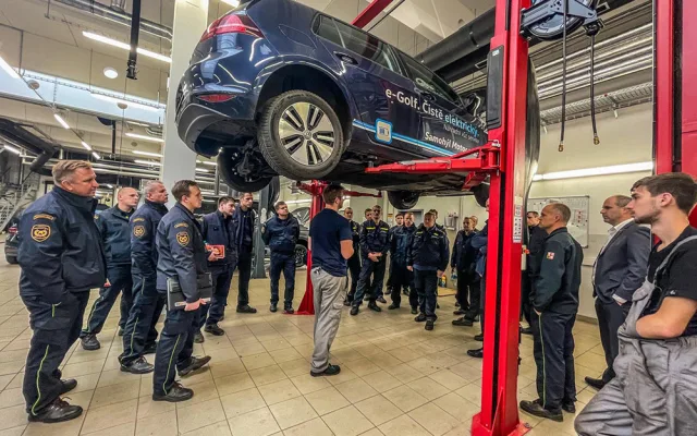 Hasiči v Olomouci poznávali vlastnosti elektroaut i kamionů. Na zásahy mají připravené speciální konektory