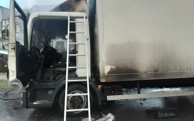 V Němčicích nad Hanou hořel nákladní vůz, hasiči se nemohli dostat do nákladního prostoru
