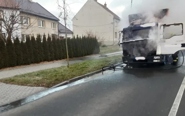 V Němčicích nad Hanou hořel nákladní vůz, hasiči se nemohli dostat do nákladního prostoru