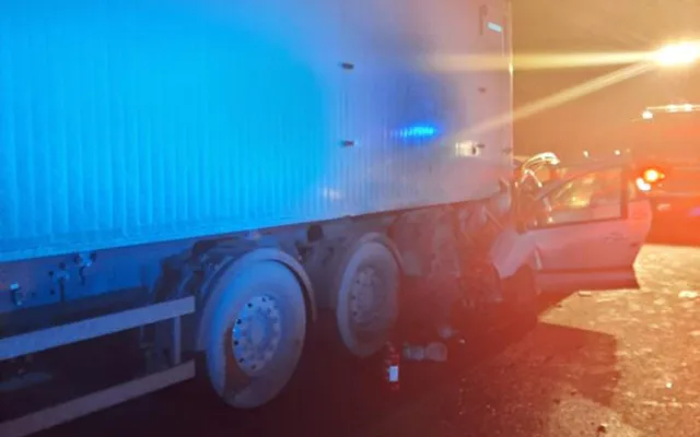 Tragická nehoda zavřela dálnici D46 na Prostějovsku. Osobní auto v noci narazilo do kamionu