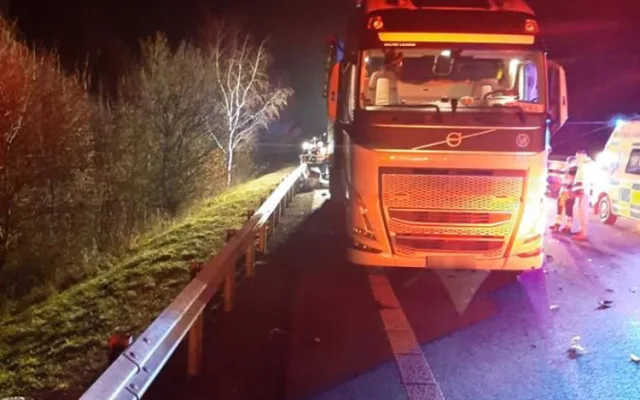 Tragická nehoda zavřela dálnici D46 na Prostějovsku. Osobní auto v noci narazilo do kamionu