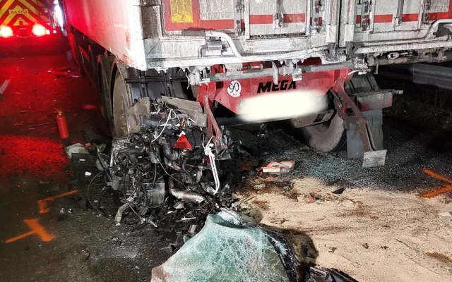 Auto narazilo na D46 poblíž Prostějova do kamionu. Muž a žena střet nepřežili