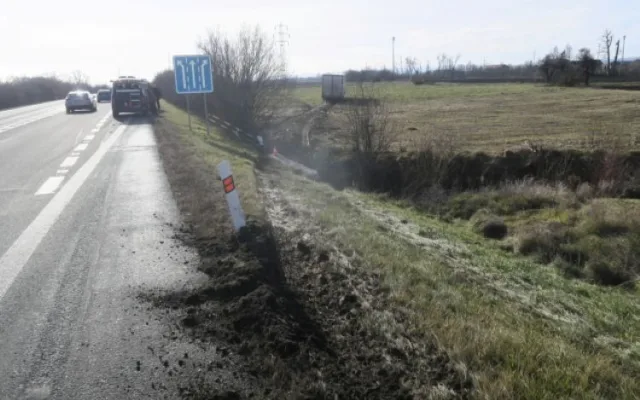 U Říkovic skončil kamion v poli. Řidič nereagoval správně na defekt zadní nápravy, dostal pokutu