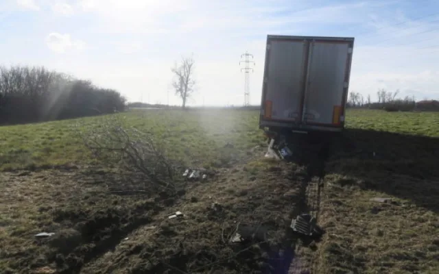 U Říkovic skončil kamion v poli. Řidič nereagoval správně na defekt zadní nápravy, dostal pokutu