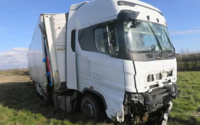 U Říkovic skončil kamion v poli. Řidič nereagoval správně na defekt zadní nápravy, dostal pokutu
