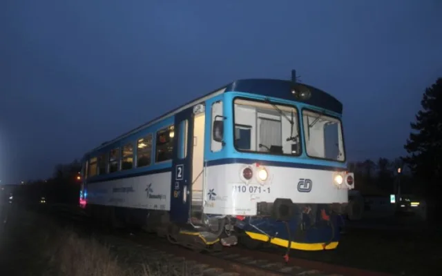 Řidič v Prostějově přehlédl vlak a vjel na přejezd. V autě bylo i dítě, naštěstí se mu nic nestalo