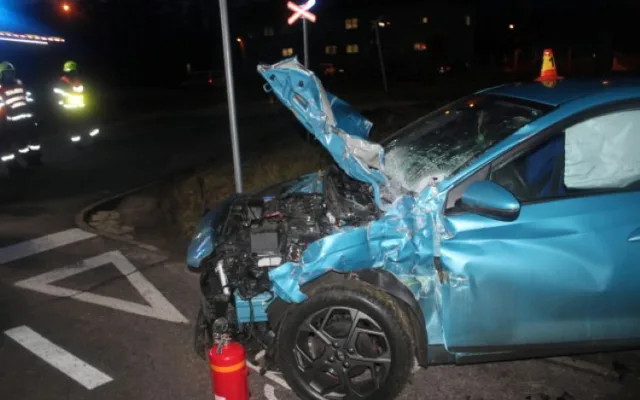 Řidič v Prostějově přehlédl vlak a vjel na přejezd. V autě bylo i dítě, naštěstí se mu nic nestalo