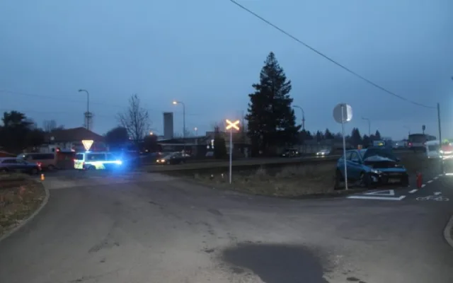Řidič v Prostějově přehlédl vlak a vjel na přejezd. V autě bylo i dítě, naštěstí se mu nic nestalo