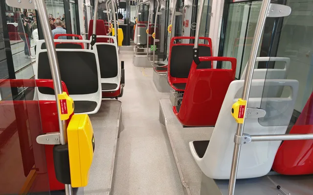 Ochrana před kolizí i viry v interiéru. Do olomouckých ulic vyjede první vůz z flotily nových tramvají