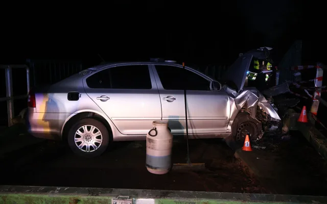 Zpitý šofér urazil podjezdovou bránu na mostě v Litovelském Pomoraví. Přišel o řidičák a putoval do nemocnice