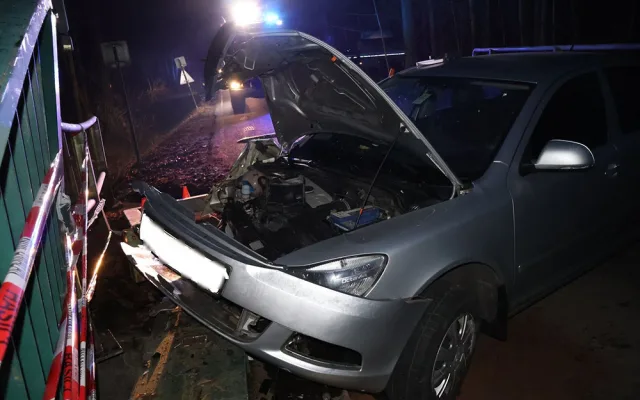Zpitý šofér urazil podjezdovou bránu na mostě v Litovelském Pomoraví. Přišel o řidičák a putoval do nemocnice