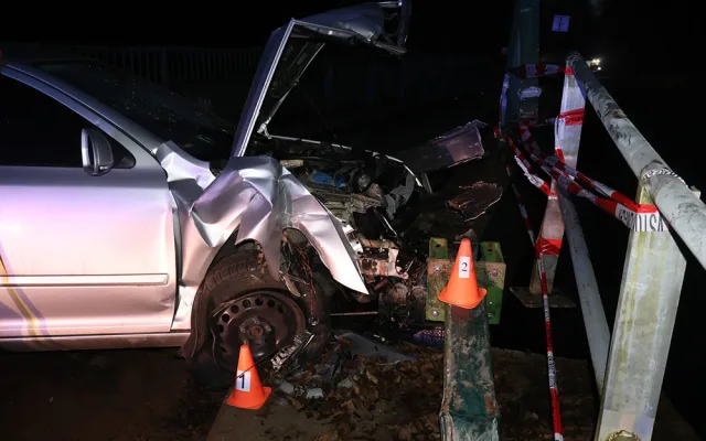 Zpitý šofér urazil podjezdovou bránu na mostě v Litovelském Pomoraví. Přišel o řidičák a putoval do nemocnice