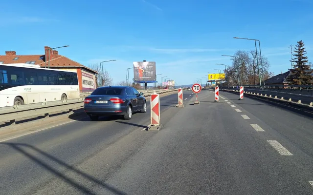 Po Velkomoravské minimálně půl roku v jednom pruhu. Mostní závěr je totálně zničený, oprava bude náročná