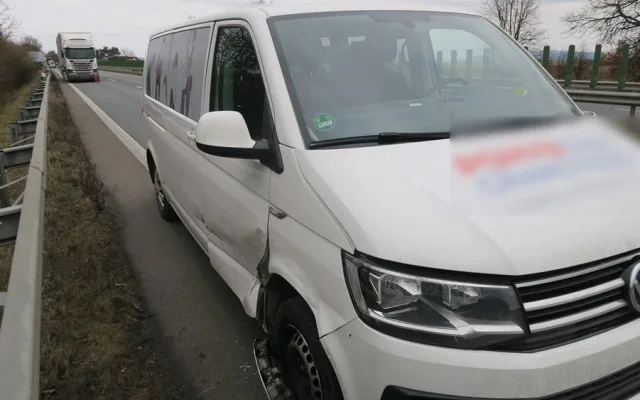 Vážná nehoda zablokovala dálnici D35 u Mohelnice, řidička přes dým nepostřehla brzdění kamionu