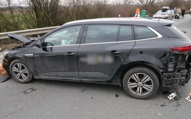 Vážná nehoda zablokovala dálnici D35 u Mohelnice, řidička přes dým nepostřehla brzdění kamionu