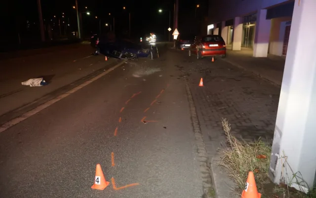 Nezletilý intoxikovaný řidič nad ránem převrátil v Olomouci auto, čtyři lidé utrpěli zranění