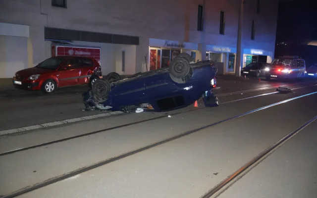Nezletilý intoxikovaný řidič nad ránem převrátil v Olomouci auto, čtyři lidé utrpěli zranění