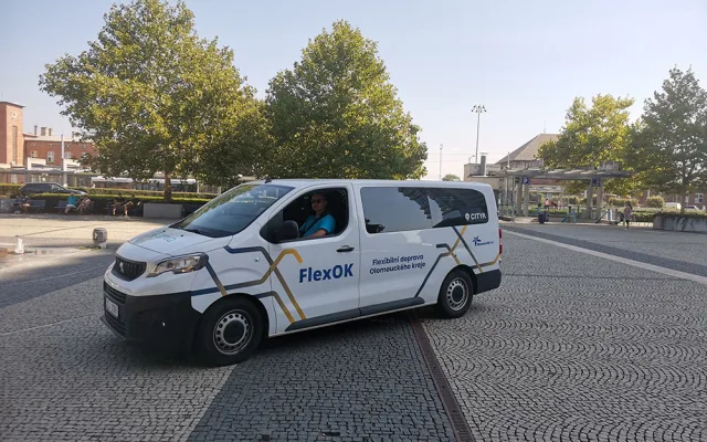 Mikrobus na zavolanou zaujal studenty, po otestování už nejezdí. Olomoucký kraj čeká na změnu zákona