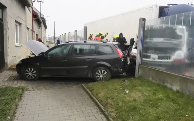 Dva zranění při nehodě na Hranicku. Dodávka zastavila kvůli dýmu z motoru, naboural do ní kamion